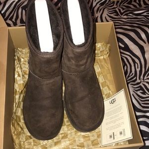UGG Classic Short Chocolate Size 8